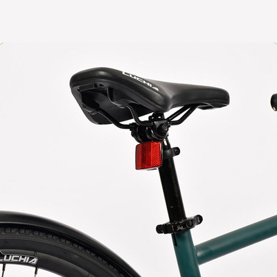 この18スピードの電動マウンテンバイクは 7アハルのバッテリーを搭載します