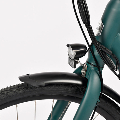 この18スピードの電動マウンテンバイクは 7アハルのバッテリーを搭載します