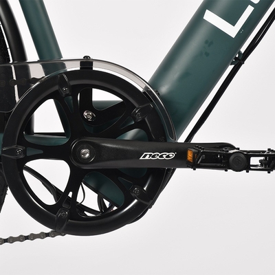 この18スピードの電動マウンテンバイクは 7アハルのバッテリーを搭載します