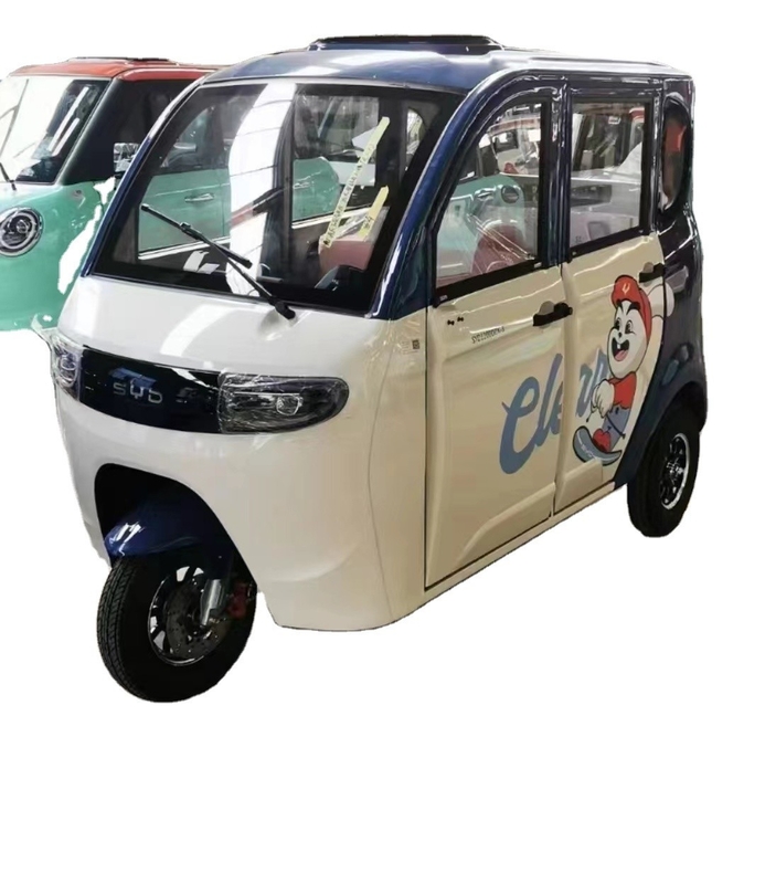 広々とした設計とグレード能力 高齢者向け15-20° 1000W閉ざされた電気三輪車